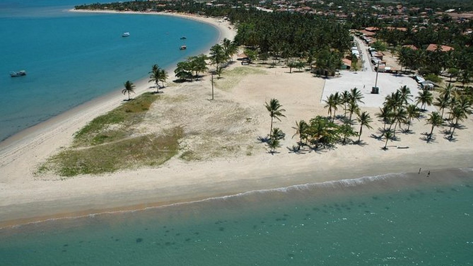 Vista aérea de praia em Porto Seguro para artigo sobre viajar de carro